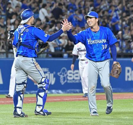 完投勝利を上げ松尾（左）と笑顔でハイタッチを交わす篠木（撮影・持木克友）