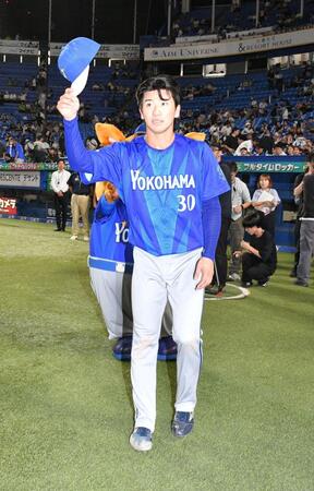 プロ初完投勝利を挙げスタンドの声援に応える篠木（撮影・持木克友）