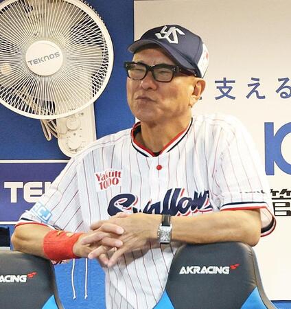 ６回、ベンチで厳しい表情を見せる池山監督