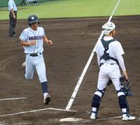 二回、尼崎西・森田の適時二塁打で先制のホームを踏む吉村（左）＝撮影・中野裕美子