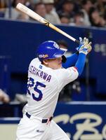 ８回、石川昂が中越えに適時二塁打を放つ