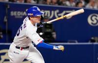 ８回、石川昂が中越えに適時二塁打を放つ