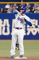 ８回、勝ち越しの適時二塁打を放ち、喜ぶ石川昂