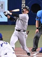 ２回、中山が先制の中犠飛を放つ