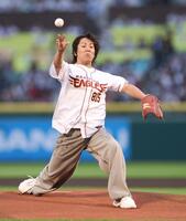 ファーストピッチを務める狩野英孝（撮影・金田祐二）