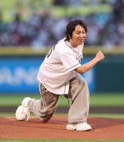 ファーストピッチセレモニーを務める狩野英孝（撮影・金田祐二）