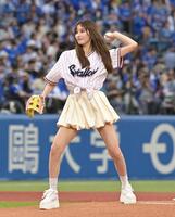 始球式を務めるガガちゃん（撮影・持木克友）