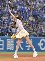 始球式を務めるガガちゃん（撮影・持木克友）