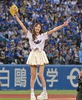 始球式を務めるガガちゃん（撮影・持木克友）