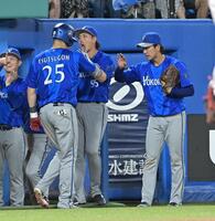 ７回、右越え３点本塁打を放った筒香（左）を迎える篠木（撮影・持木克友）