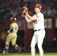７回、万波を遊ゴロにしとめ手をたたく前田健（撮影・金田祐二）