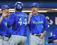 ５回表、牧の２点二塁打で生還した二走石上を迎える相川監督（右）