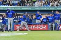 ９回、右越え２点本塁打を放った牧を迎えるナイン（撮影・持木克友）
