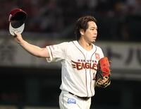 ９回、１点を奪われ悔しそうに降板する前田健（撮影・金田祐二）