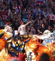 ファンと勝利を喜ぶ前田健（撮影・金田祐二）
