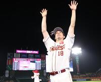 声援に応える前田健（撮影・金田祐二）