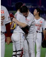 試合後、太田に抱きついて感謝する前田健（撮影・金田祐二）