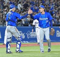 完投勝利を上げ松尾（左）と笑顔でハイタッチを交わす篠木（撮影・持木克友）