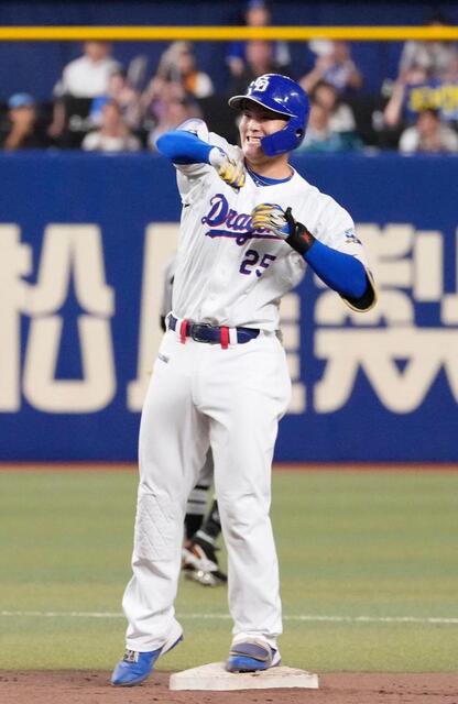 ８回、勝ち越しの適時二塁打を放ち、喜ぶ石川昂