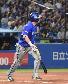 　１０回、筒香は勝ち越しの犠飛を放つ（撮影・佐藤厚）