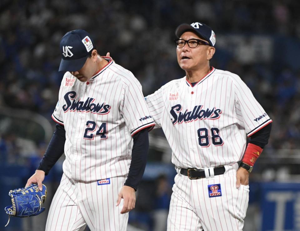 １０回、４失点の星（左）を慰める池山監督（撮影・佐藤厚）