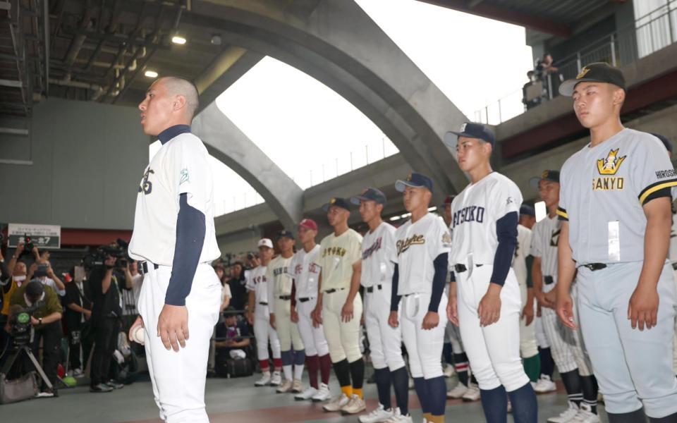 選手宣誓を務める呉工・田淵晴貴主将（左端）＝撮影・北村雅宏