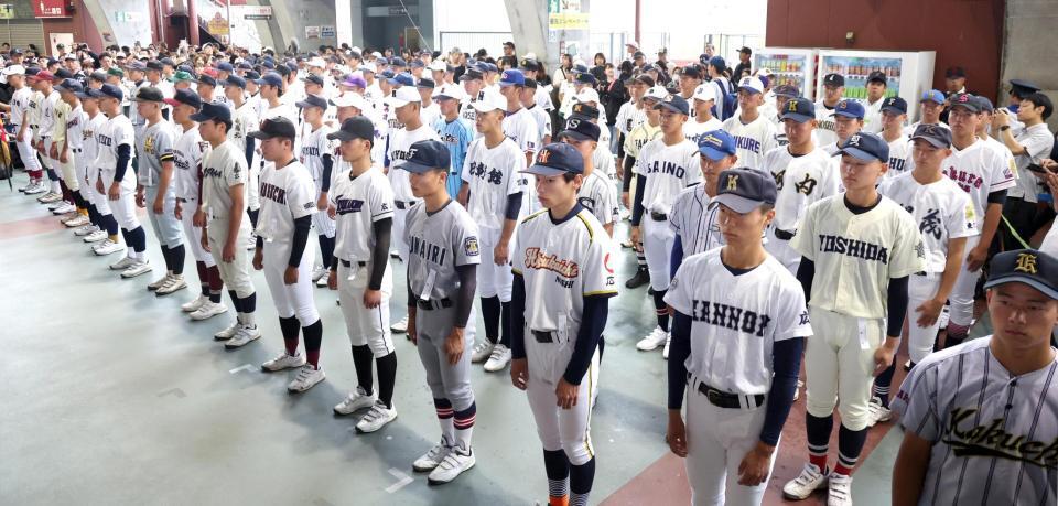 学校紹介のため、整列する各校主将（撮影・北村雅宏）