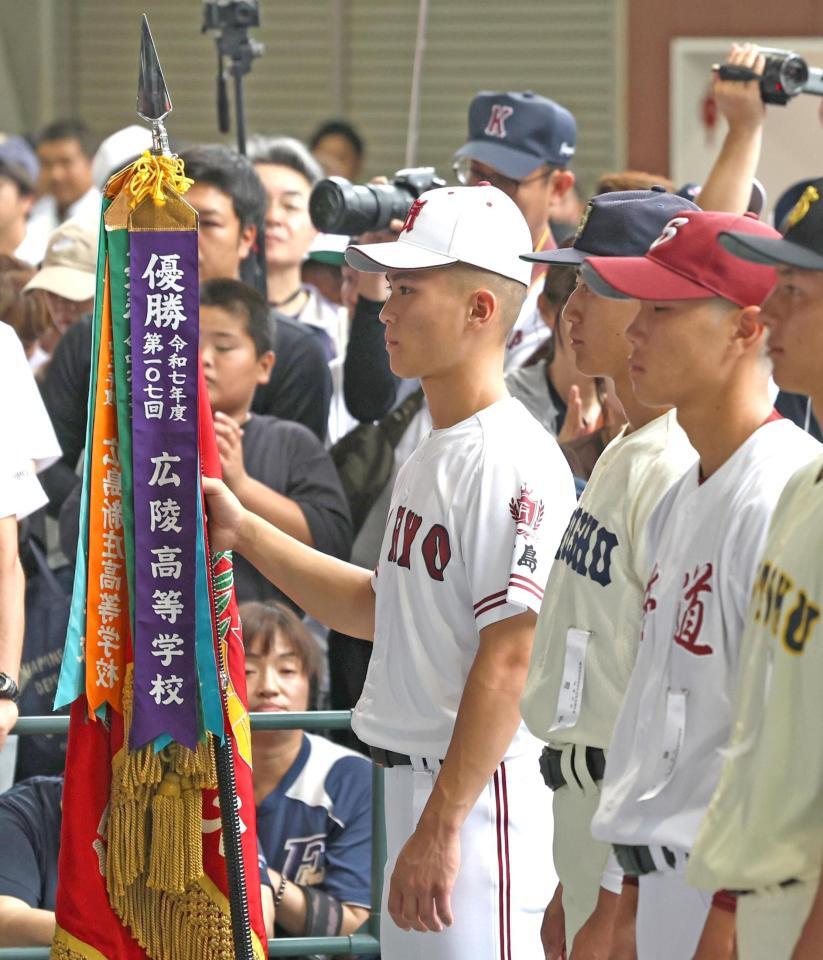 開会式で優勝旗を手にする広陵・曽根丈一郎主将（中央）＝撮影・北村雅宏