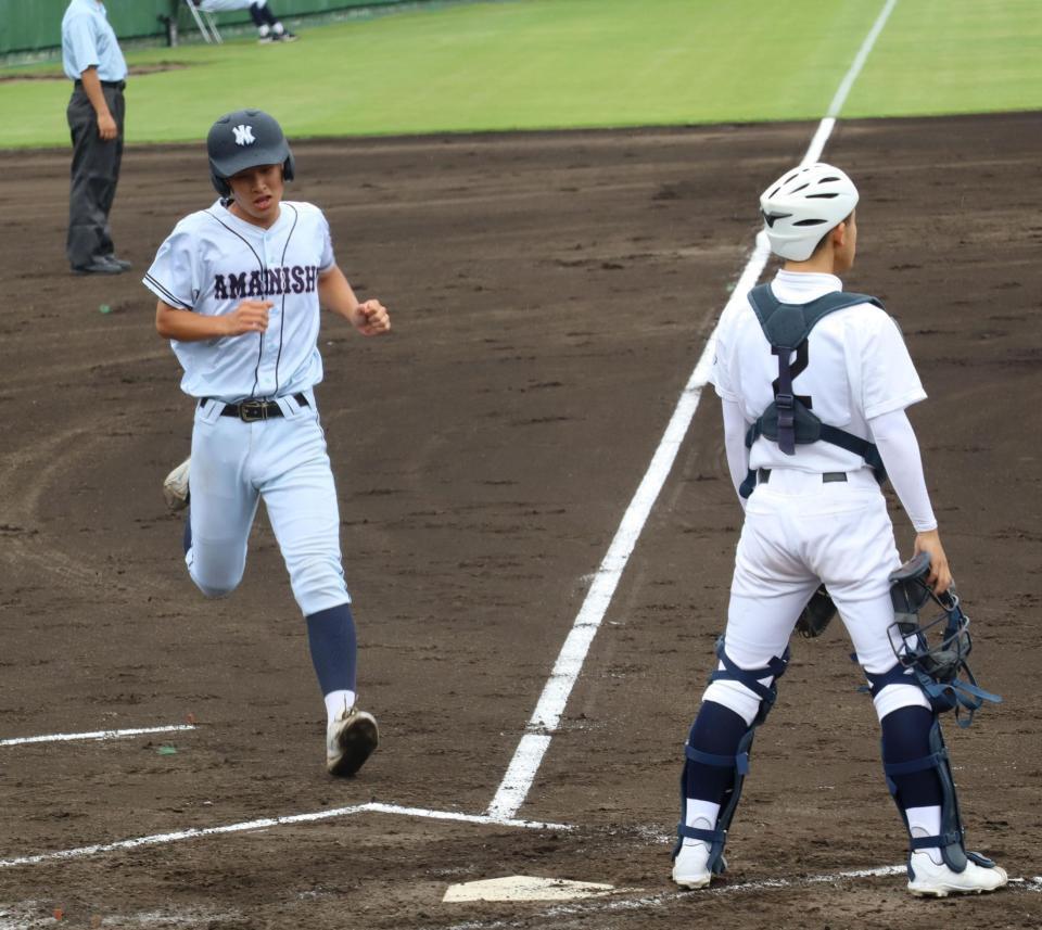 二回、尼崎西・森田の適時二塁打で先制のホームを踏む吉村（左）＝撮影・中野裕美子
