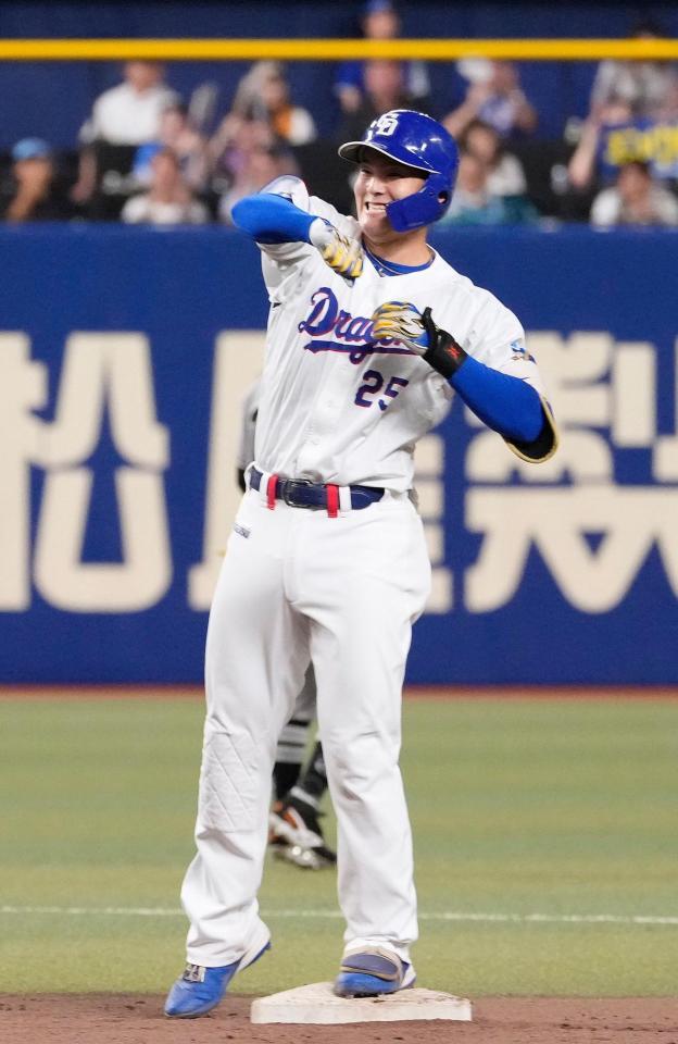 ８回、勝ち越しの適時二塁打を放ち、喜ぶ石川昂