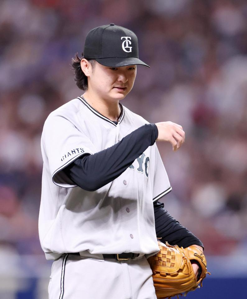 ８回に勝ち越しを許し、ベンチへ戻る田中瑛