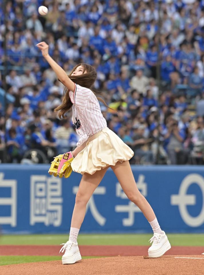 始球式を務めるガガちゃん（撮影・持木克友）