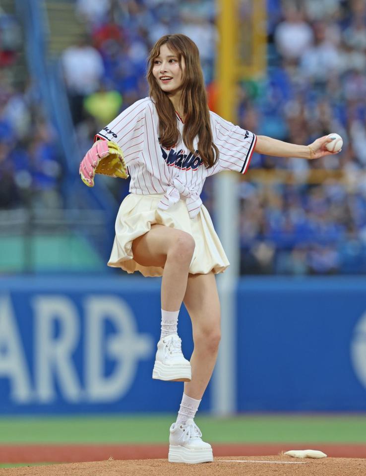 始球式を務めるガガちゃん