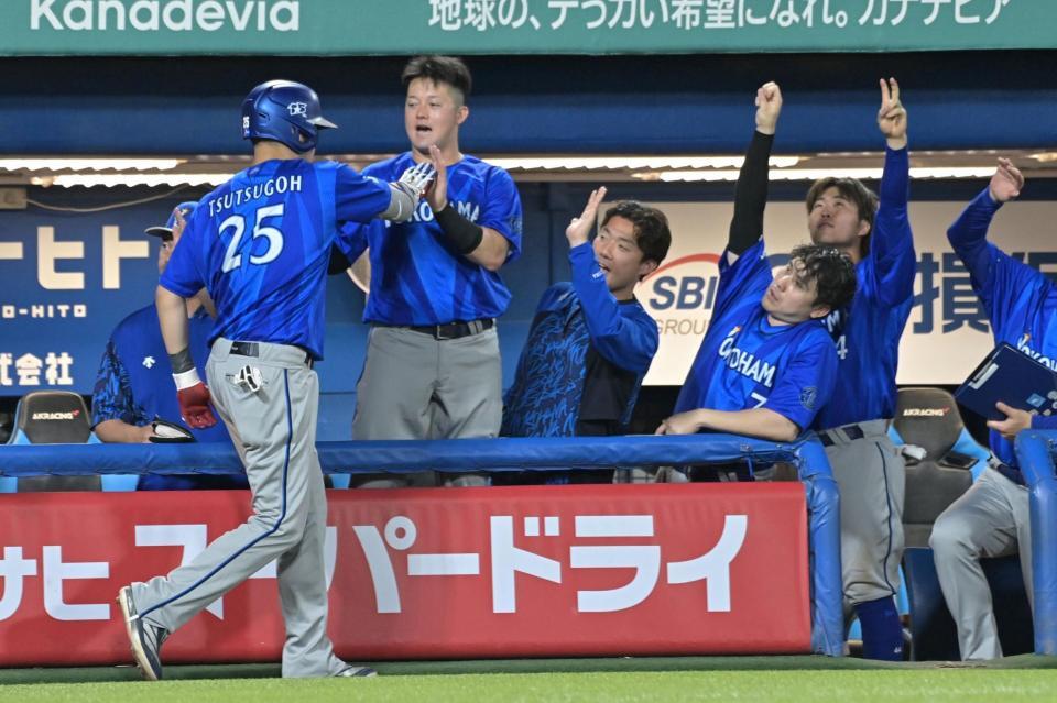 ７回、右越え３点本塁打を放った筒香を迎えるＤｅＮＡナイン（撮影・持木克友）