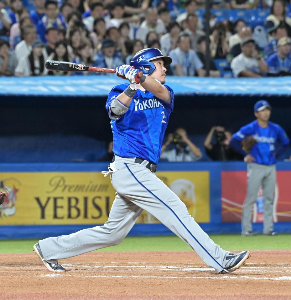 ７回、右越え３点本塁打を放つ筒香（撮影・持木克友）