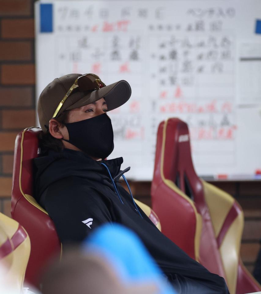 戦況を見守る新庄監督（撮影・金田祐二）