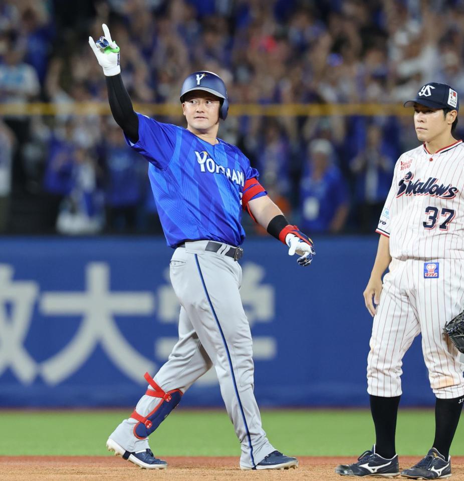５回表、２点二塁打を放ちポーズをとる牧
