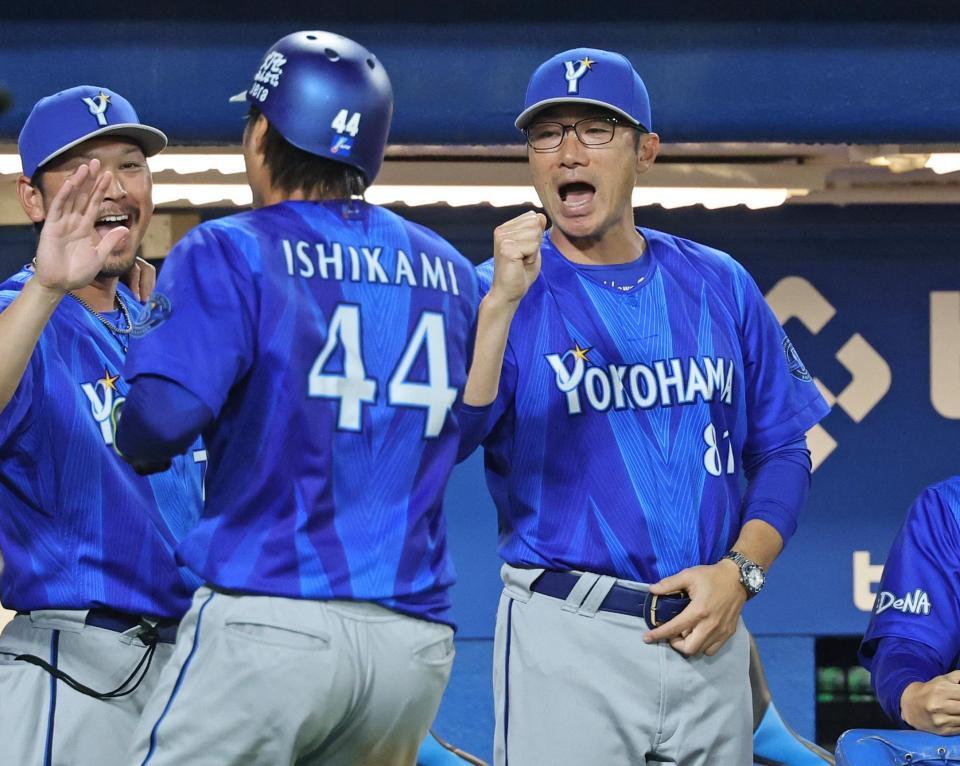５回表、牧の２点二塁打で生還した二走石上を迎える相川監督（右）