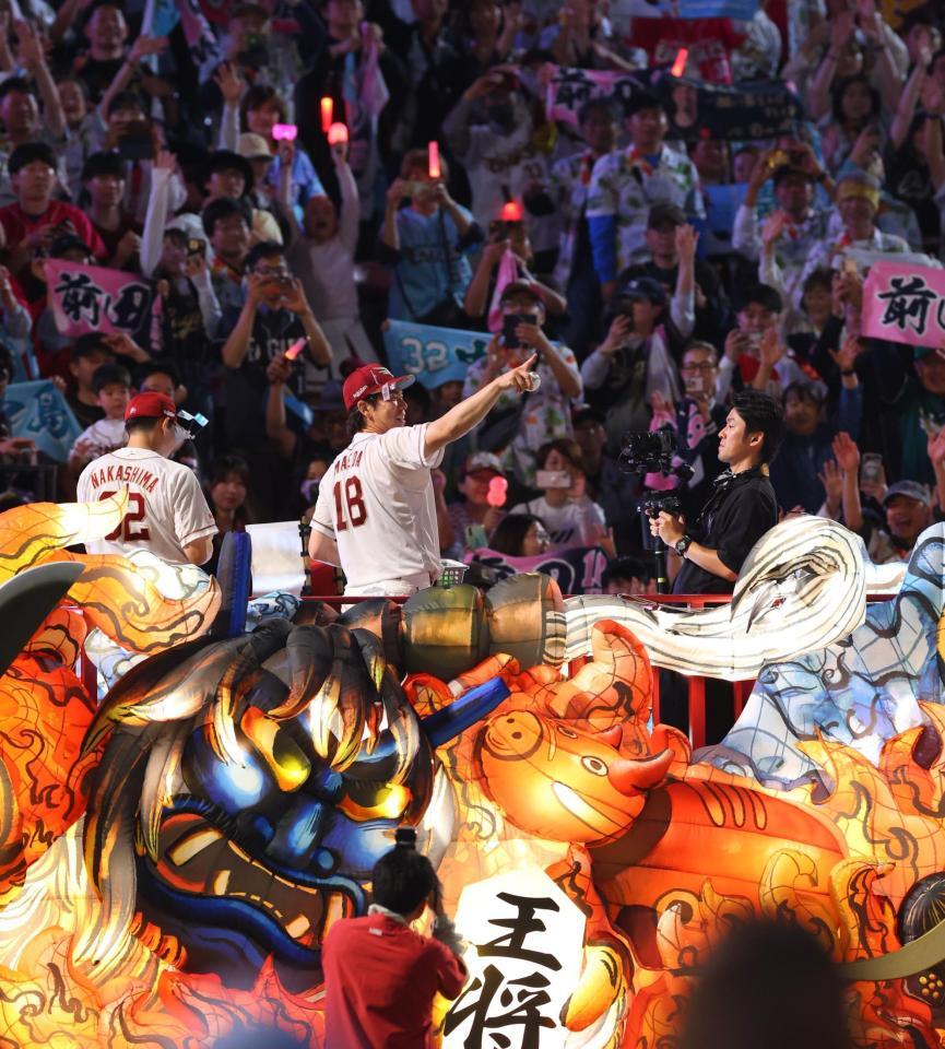 ファンと勝利を喜ぶ前田健（撮影・金田祐二）