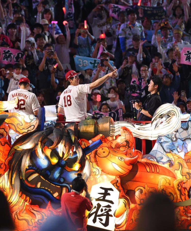 ファンと勝利を喜ぶ前田健（撮影・金田祐二）