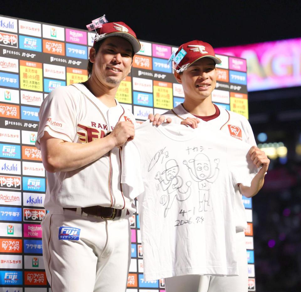 中島（右）と笑顔の前田健（撮影・金田祐二）