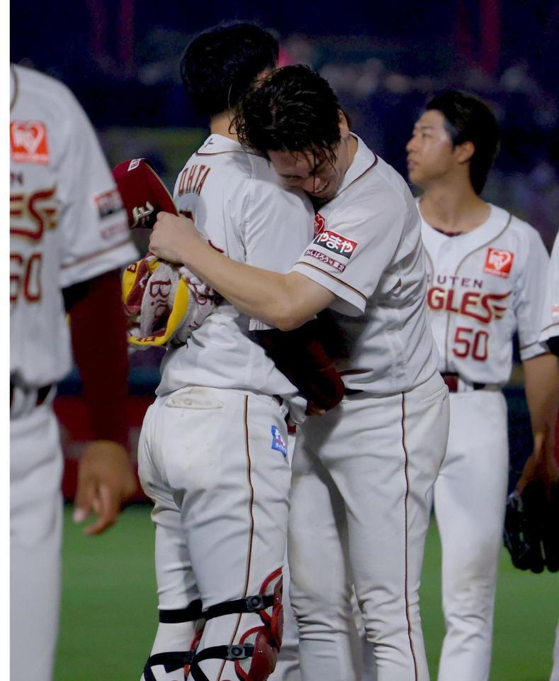 試合後、太田に抱きついて感謝する前田健（撮影・金田祐二）