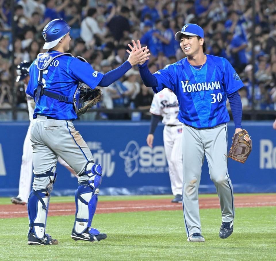 完投勝利を上げ松尾（左）と笑顔でハイタッチを交わす篠木（撮影・持木克友）