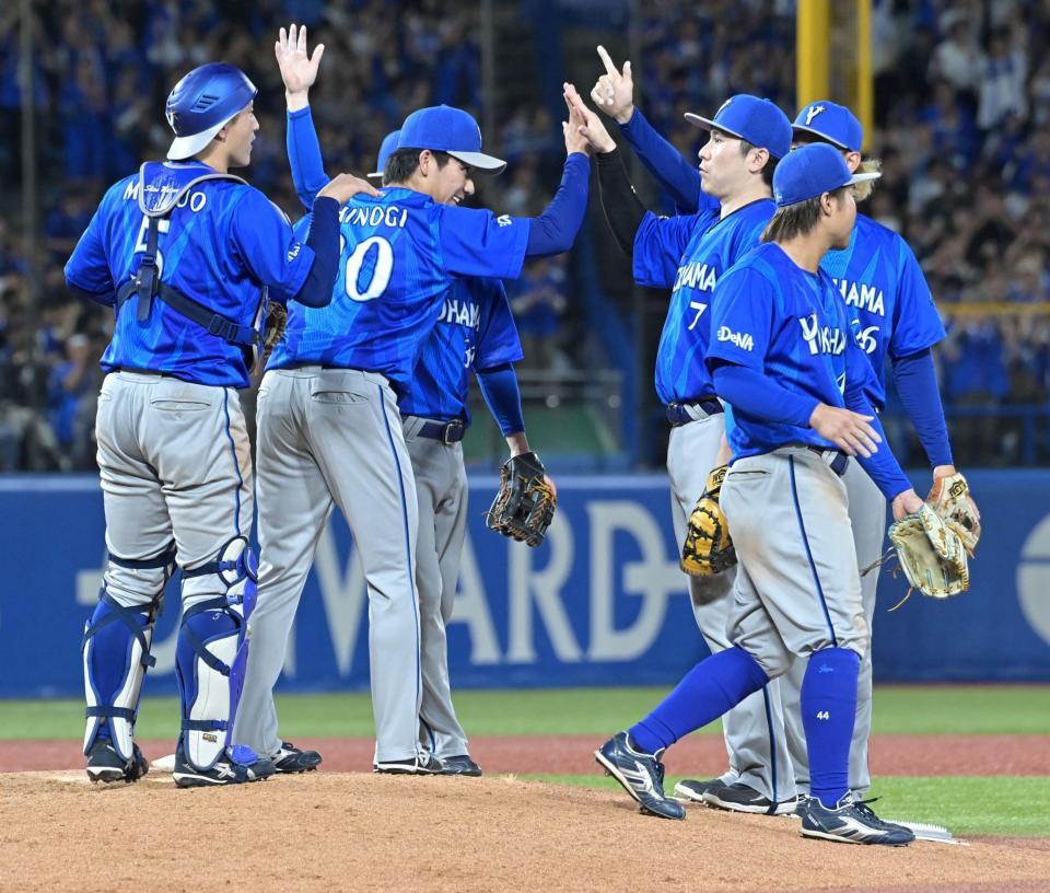 完投勝利を上げナインとと笑顔でハイタッチを交わす篠木（左から２人目）＝撮影・持木克友