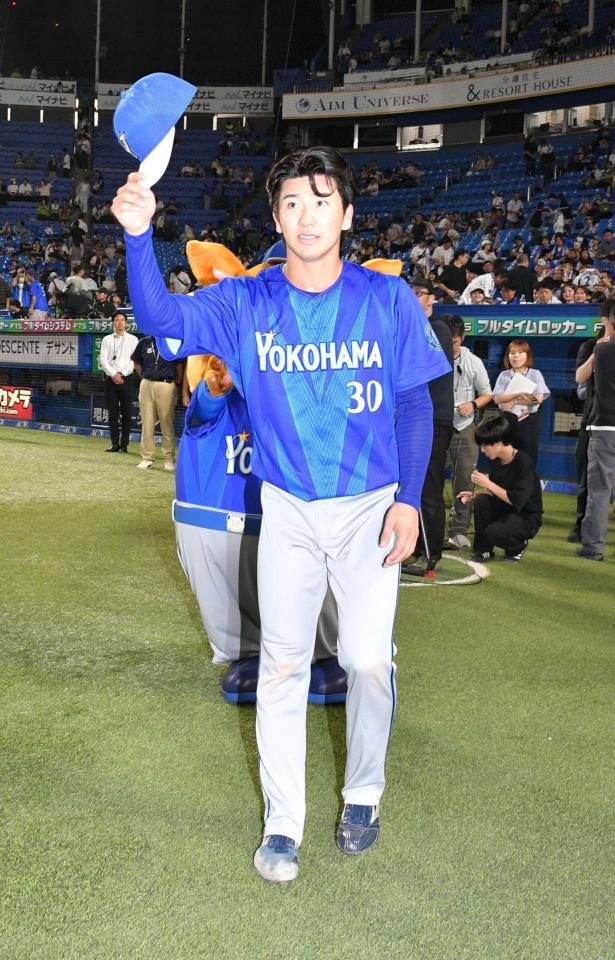 プロ初完投勝利を挙げスタンドの声援に応える篠木（撮影・持木克友）