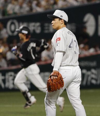 　１回、ロッテ・藤原（左）に先頭打者本塁打を浴びた北斗