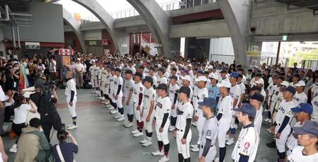 選手宣誓を務める呉工・田淵主将（左）