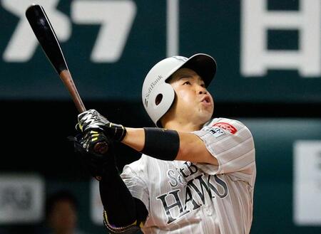 １回、近藤が右越えに先制３ランを放つ
