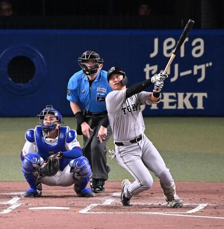 ２回、笹原が右越えに先制ソロを放つ