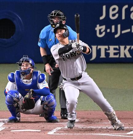 ２回、笹原が右越えに先制ソロを放つ